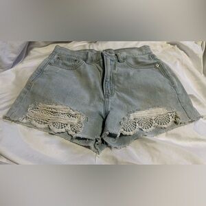 American Eagle | Jean-shorts | lace trim | light wash | size 2